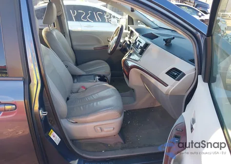 2014 Toyota Sienna Xle V6 8 Passenger z USA, uszkodzony, nr VIN 5TDYK3DC3ES438504